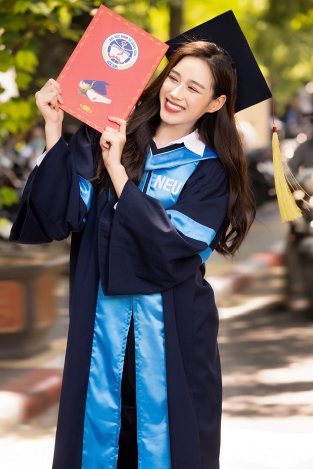 Hoa hậu Đỗ Thị Hà đội mũ cử nhân cho bố trong ngày tốt nghiệp Đại học - Ảnh 6.