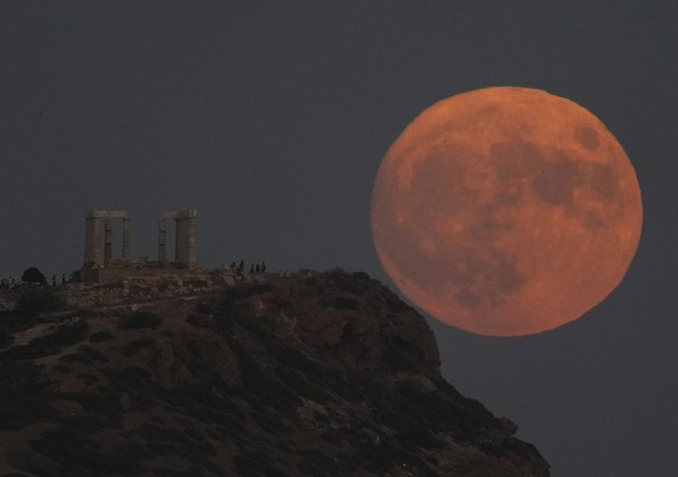 Chùm ảnh: Siêu trăng xanh lớn nhất năm 2023 rực sáng, gây ấn tượng trên bầu trời khắp thế giới - Ảnh 7.