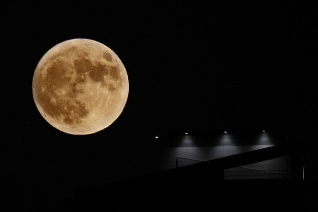 Chùm ảnh: Siêu trăng xanh lớn nhất năm 2023 rực sáng, gây ấn tượng trên bầu trời khắp thế giới - Ảnh 6.