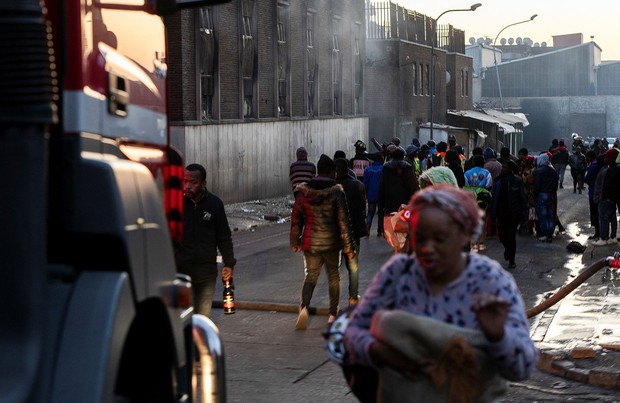 Cháy thảm khốc ở thành phố lớn nhất Nam Phi, ít nhất 106 người thương vong - Ảnh 2.