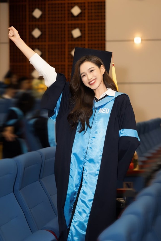 Hoa hậu Đỗ Thị Hà đội mũ cử nhân cho bố trong ngày tốt nghiệp Đại học - Ảnh 2.