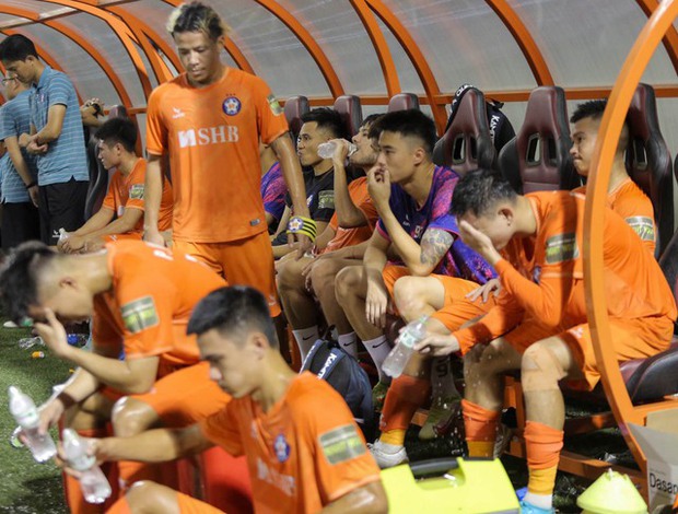 Cầu thủ SHB Đà Nẵng đổ gục sau trận thua SLNA, bước một chân xuống hạng ở V.League 2023 - Ảnh 11.