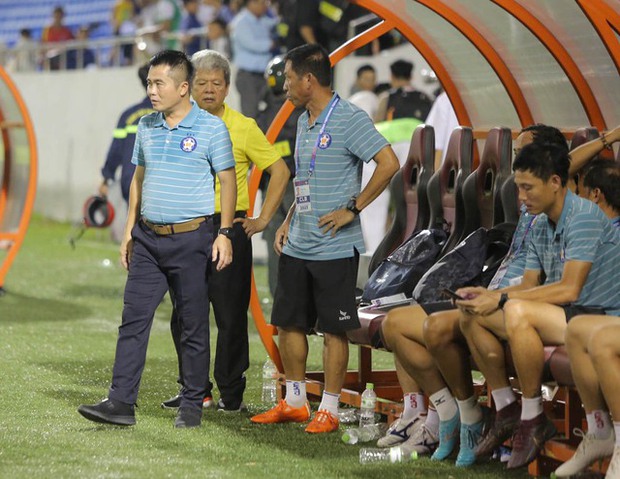 Cầu thủ SHB Đà Nẵng đổ gục sau trận thua SLNA, bước một chân xuống hạng ở V.League 2023 - Ảnh 9.