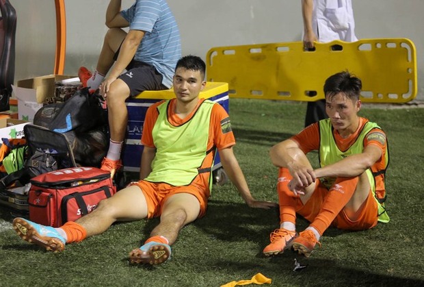 Cầu thủ SHB Đà Nẵng đổ gục sau trận thua SLNA, bước một chân xuống hạng ở V.League 2023 - Ảnh 8.