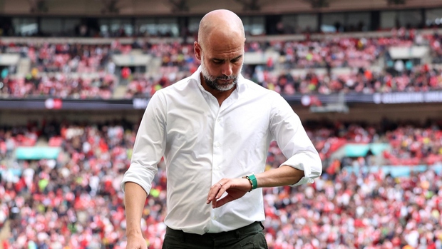 Pep Guardiola gây sốt với phản ứng bất ngờ khi Man City mất Siêu cúp Anh