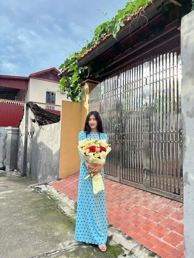 'Cơn lốc đường biên' Thanh Nhã thướt tha trong tà áo dài