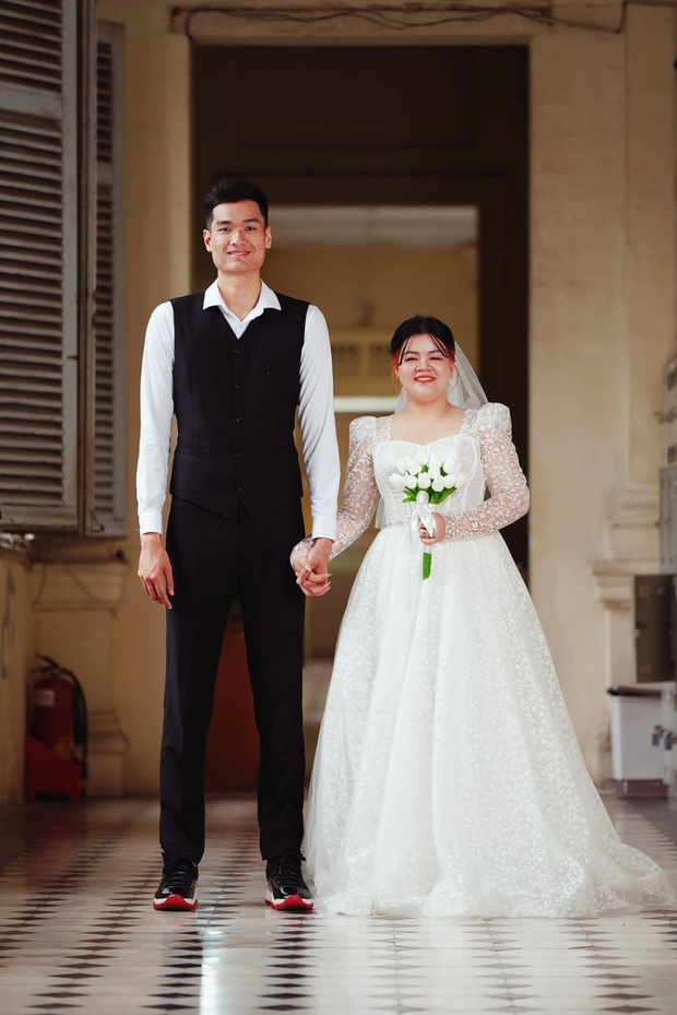 Bật cười khi chồng 2m03 đi du lịch với vợ 1m62 - Ảnh 1. Bật cười khi chồng 2m03 đi du lịch với vợ 1m62 - Ảnh 1.