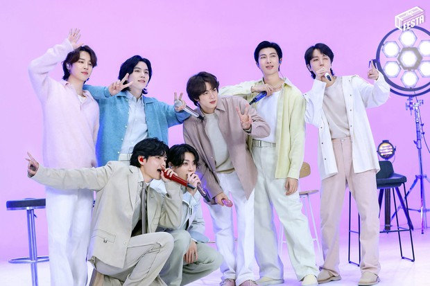 BTS và hàng loạt sao Hàn quốc check-in ở Hồ Gươm, hãy ngỡ ngàng với bức ảnh bất ngờ này!