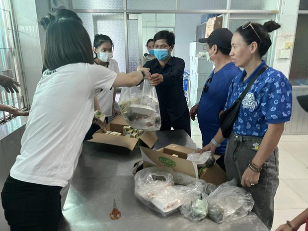 Tuyển thủ nữ Việt Nam quyên góp từ thiện ngay sau khi trở về từ World Cup