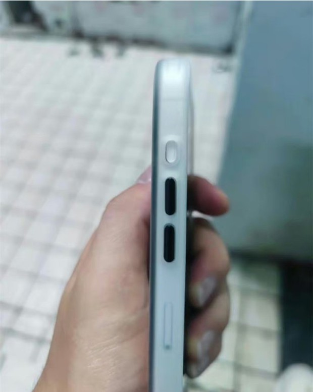 Mô hình cho thấy thiết kế hoàn chỉnh của iPhone 15 Pro, có thay đổi nổi bật so với iPhone 14 - Ảnh 3.