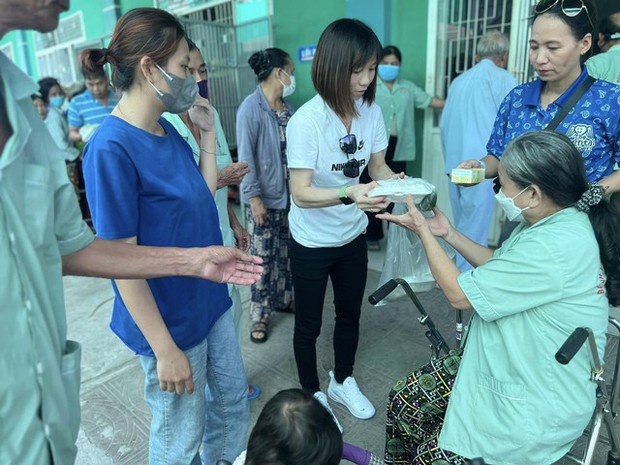 Tuyển thủ nữ Việt Nam quyên góp từ thiện ngay sau khi trở về từ World Cup