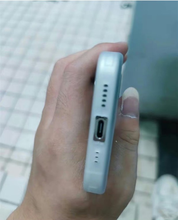 Mô hình cho thấy thiết kế hoàn chỉnh của iPhone 15 Pro, có thay đổi nổi bật so với iPhone 14 - Ảnh 2.