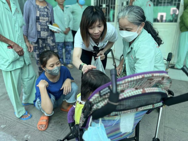 Tuyển thủ nữ Việt Nam quyên góp từ thiện ngay sau khi trở về từ World Cup