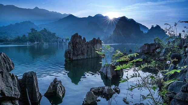 Phát hiện một Vịnh Hạ Long thu nhỏ ở vùng núi phía Bắc Việt Nam, du khách nhận xét có khung cảnh sơn thủy hữu tình - Ảnh 2.