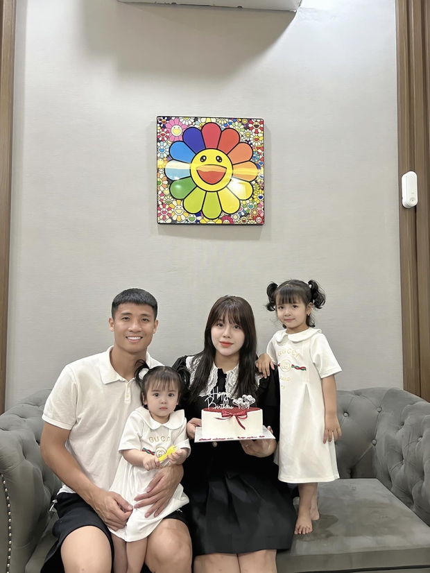 Bùi Tiến Dũng mãn nhãn chăm con gái khi Khánh Linh tạm xa