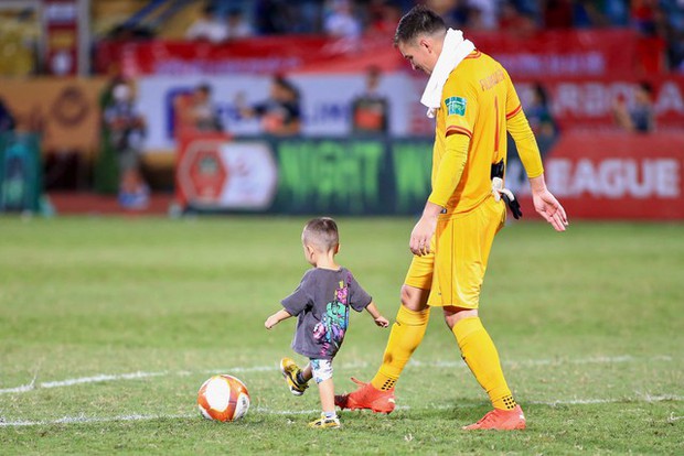 Vợ Filip Nguyễn khiến fan nổi đau với bất ngờ tại SVĐ Hàng Đẫy, tiết lộ lo ngại vai trò Việt Nam