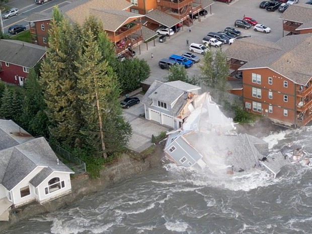 Đột ngột bị chảy sông băng làm biệt thự đổ sập, khung cảnh hiện trường gây ám ảnh