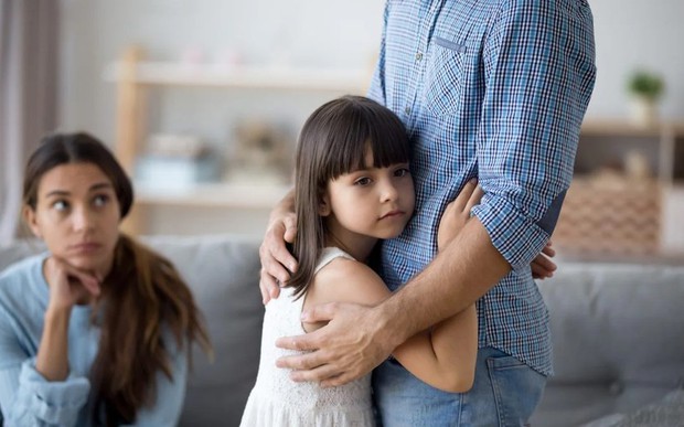 7 cách giúp trẻ bình tâm khi cha mẹ ly hôn - Ảnh 1. 7 cách giúp trẻ bình tâm khi cha mẹ ly hôn - Ảnh 1.