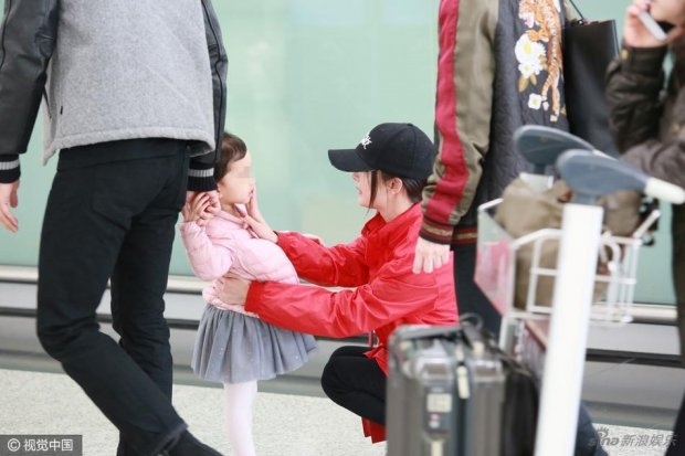 Cũng làm mẹ đơn thân giống Angela Baby và Triệu Lệ Dĩnh nhưng tại sao Dương Mịch lại bị gọi là người mẹ tồi của Cbiz? - Ảnh 4. Cũng làm mẹ đơn thân giống Angela Baby và Triệu Lệ Dĩnh nhưng tại sao Dương Mịch lại bị gọi là người mẹ tồi của Cbiz? - Ảnh 4.