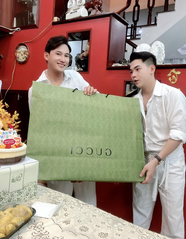 Sao Vbiz khoe biệt thự 3000m2, trình làng đám hỏi đầy ấn tượng cùng bạn đồng giới