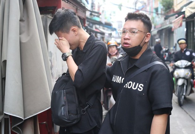 Người thân đau lòng đưa tiễn ca sĩ Huy Bảo mất ở tuổi 32 về nơi an nghỉ - Ảnh 6. Người thân đau lòng đưa tiễn ca sĩ Huy Bảo mất ở tuổi 32 về nơi an nghỉ - Ảnh 6.