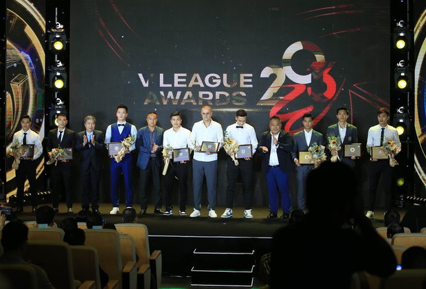 Dàn cầu thủ Việt cực chất đổ bộ đến lễ trao giải VLeague 2023