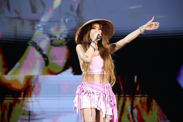 Chị đại Kpop Jessi cũng mê Việt Nam lắm: Đội nón lá, liên tục nói tôi yêu các bạn - Ảnh 9. Chị đại Kpop Jessi cũng mê Việt Nam lắm: Đội nón lá, liên tục nói tôi yêu các bạn - Ảnh 9.