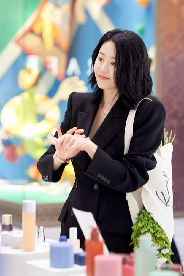 Go Hyun Jung: Vẻ quyến rũ tuyệt vời ở tuổi 52, bước ra khỏi hình ảnh 'nàng dâu bị gia tộc Samsung ruồng bỏ'
