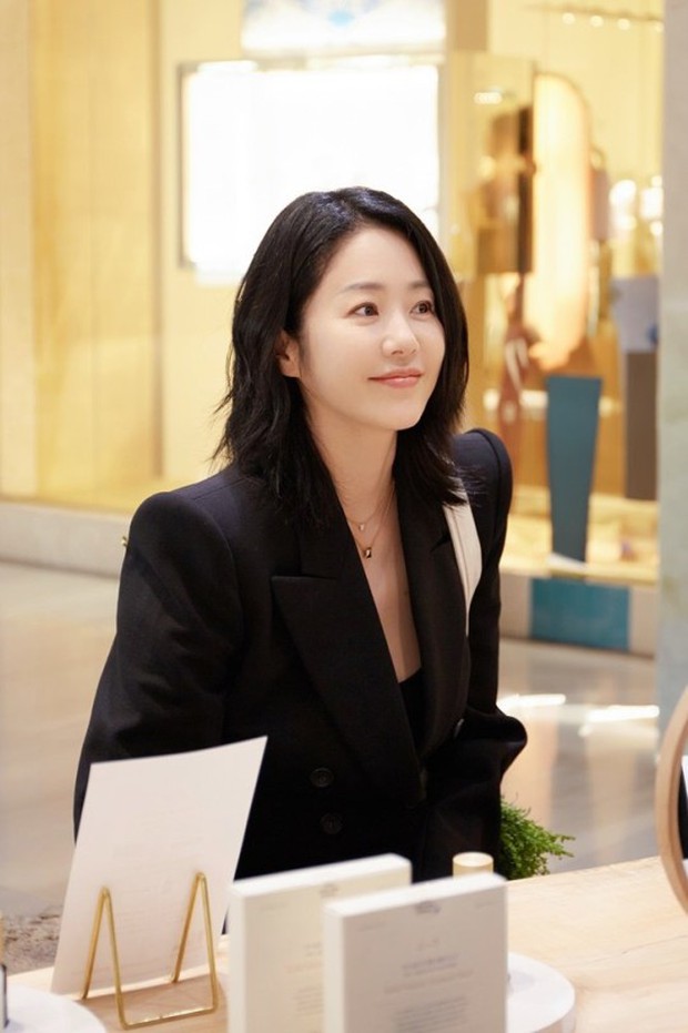 Go Hyun Jung: Vẻ quyến rũ tuyệt vời ở tuổi 52, bước ra khỏi hình ảnh 'nàng dâu bị gia tộc Samsung ruồng bỏ'