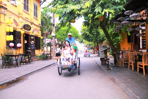 Phố cổ Hội An lưa thưa du khách trong ngày đầu nghỉ lễ Quốc khánh - Ảnh 1.