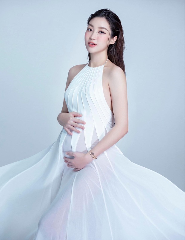 Sau 2 tháng sinh con, Hoa hậu Đỗ Mỹ Linh lần đầu công khai cận gương mặt ái nữ - Ảnh 3.