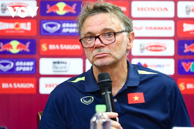 Đánh giá HLV Troussier: So sánh bóng đá Việt Nam và Man City, ai xuất sắc hơn?