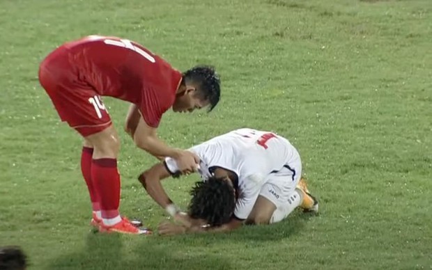 Cầu thủ U23 Việt Nam thể hiện hành động đẹp khiến HLV Hoàng Anh Tuấn không thể kìm nén xúc động