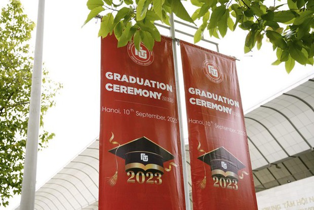 Toàn cảnh lễ trao bằng tốt nghiệp tại trường ĐH được mệnh danh Harvard Việt Nam của gần 1.800 sinh viên - Ảnh 2.