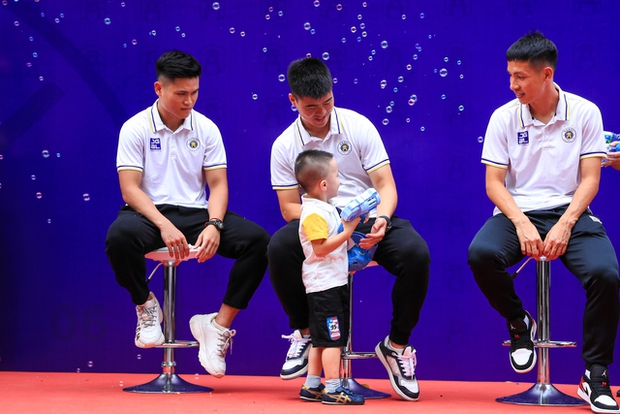 Bấm một cái, bạn sẽ gặp ngay ái nữ cựu chủ tịch CLB Sài Gòn qua thời gian thực tại phố đi bộ