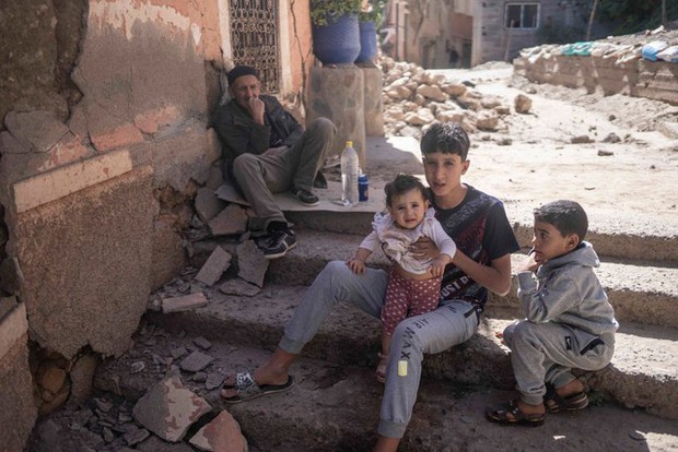 Động đất tại Maroc khiến 2.000 người chết: Khung cảnh tang thương bao trùm, gia đình khóc nghẹn trước thi thể người thân - Ảnh 4.