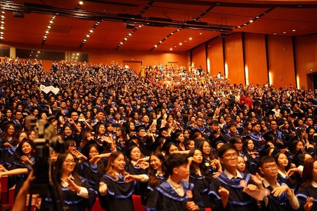 Toàn cảnh lễ trao bằng tốt nghiệp tại trường ĐH được mệnh danh Harvard Việt Nam của gần 1.800 sinh viên - Ảnh 13.
