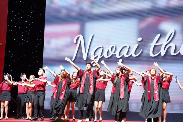 Toàn cảnh lễ trao bằng tốt nghiệp tại trường ĐH được mệnh danh Harvard Việt Nam của gần 1.800 sinh viên - Ảnh 12.