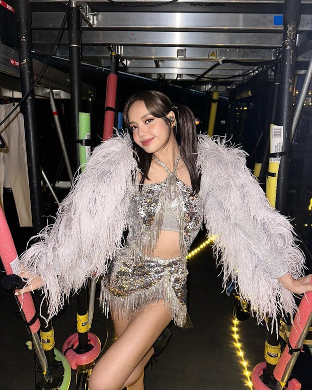 Lisa chính thức chia tay YG và lần đầu tham gia show ở hộp đêm gây sốt