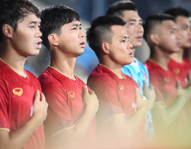 Hoa khôi Đại học Vinh chiếm spotlight khi đến cổ vũ Quế Ngọc Hải và Đội tuyển Việt Nam - Ảnh 9.