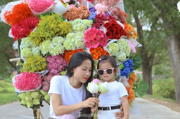 Cô gái 9x kiếm tiền triệu từ dịch vụ xe hoa chở mùa thu Hà Nội về Hà Tĩnh - Ảnh 9.