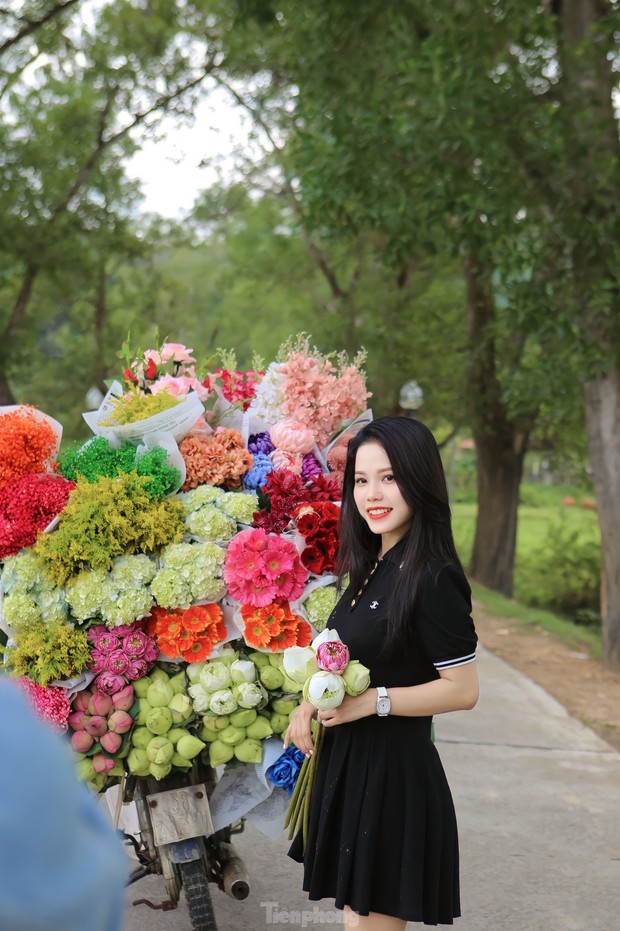 Cô gái 9x kiếm tiền triệu từ dịch vụ xe hoa chở mùa thu Hà Nội về Hà Tĩnh - Ảnh 8.