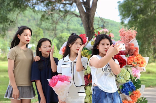 Cô gái 9x kiếm tiền triệu từ dịch vụ xe hoa chở mùa thu Hà Nội về Hà Tĩnh - Ảnh 7.