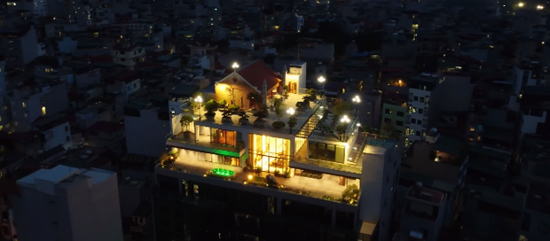 Biệt thự trên không 3000m2 với dàn cây bonsai triệu đô ngay giữa lòng Hà Nội, ngỡ ngàng 1 điều đặc biệt trên tầng thượng - Ảnh 2.
