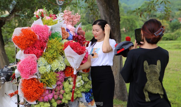 Cô gái 9x kiếm tiền triệu từ dịch vụ xe hoa chở mùa thu Hà Nội về Hà Tĩnh - Ảnh 2.
