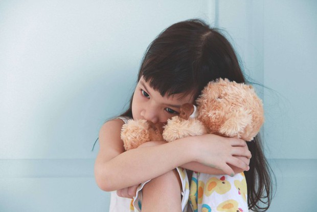 8 thói quen xấu con cái dễ bắt chước cha mẹ nhất - Ảnh 1.