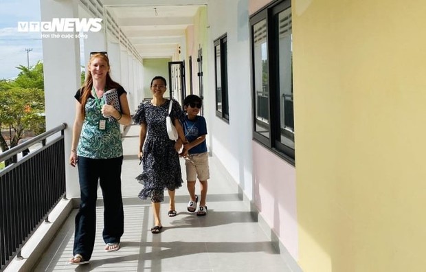 Trường quốc tế ôm 14 tỷ đóng cửa: Lác đác học sinh đến điểm trường mới - Ảnh 2.