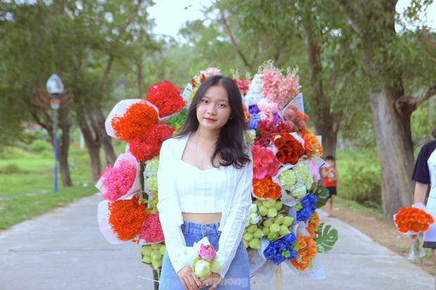 Cô gái 9x kiếm tiền triệu từ dịch vụ xe hoa chở mùa thu Hà Nội về Hà Tĩnh - Ảnh 15.