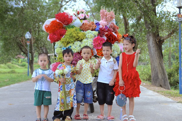 Cô gái 9x kiếm tiền triệu từ dịch vụ xe hoa chở mùa thu Hà Nội về Hà Tĩnh - Ảnh 14.