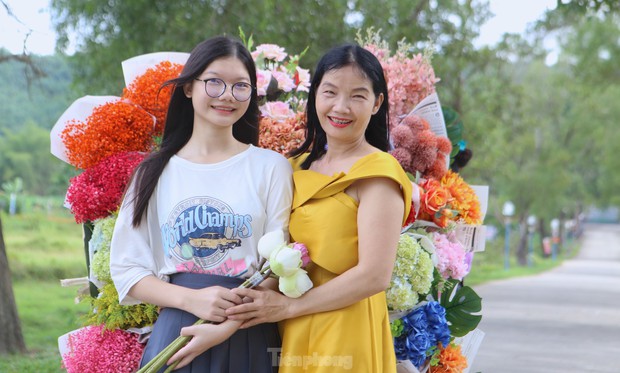 Cô gái 9x kiếm tiền triệu từ dịch vụ xe hoa chở mùa thu Hà Nội về Hà Tĩnh - Ảnh 13.